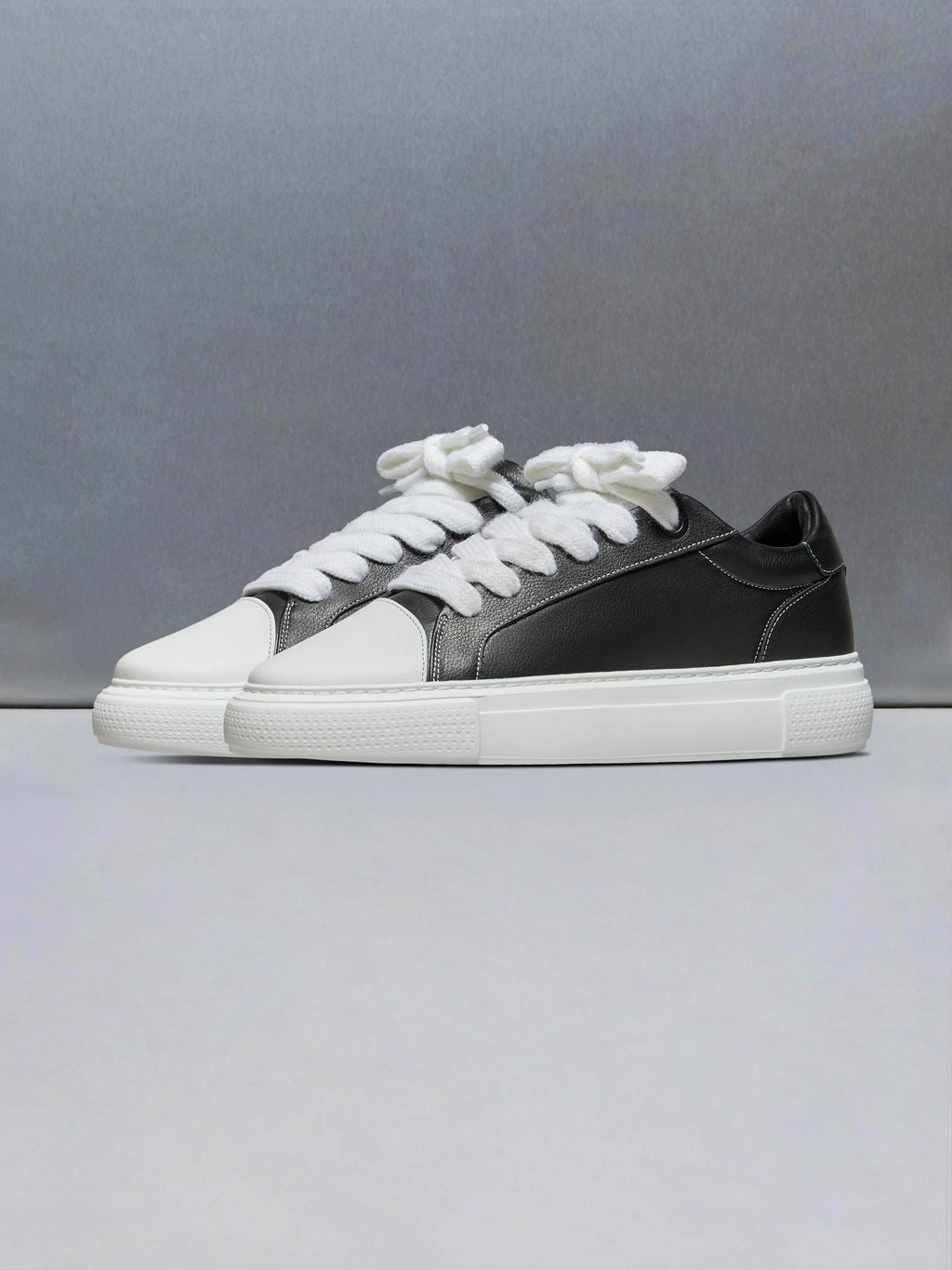 Chunky Essential Trainer in Black White