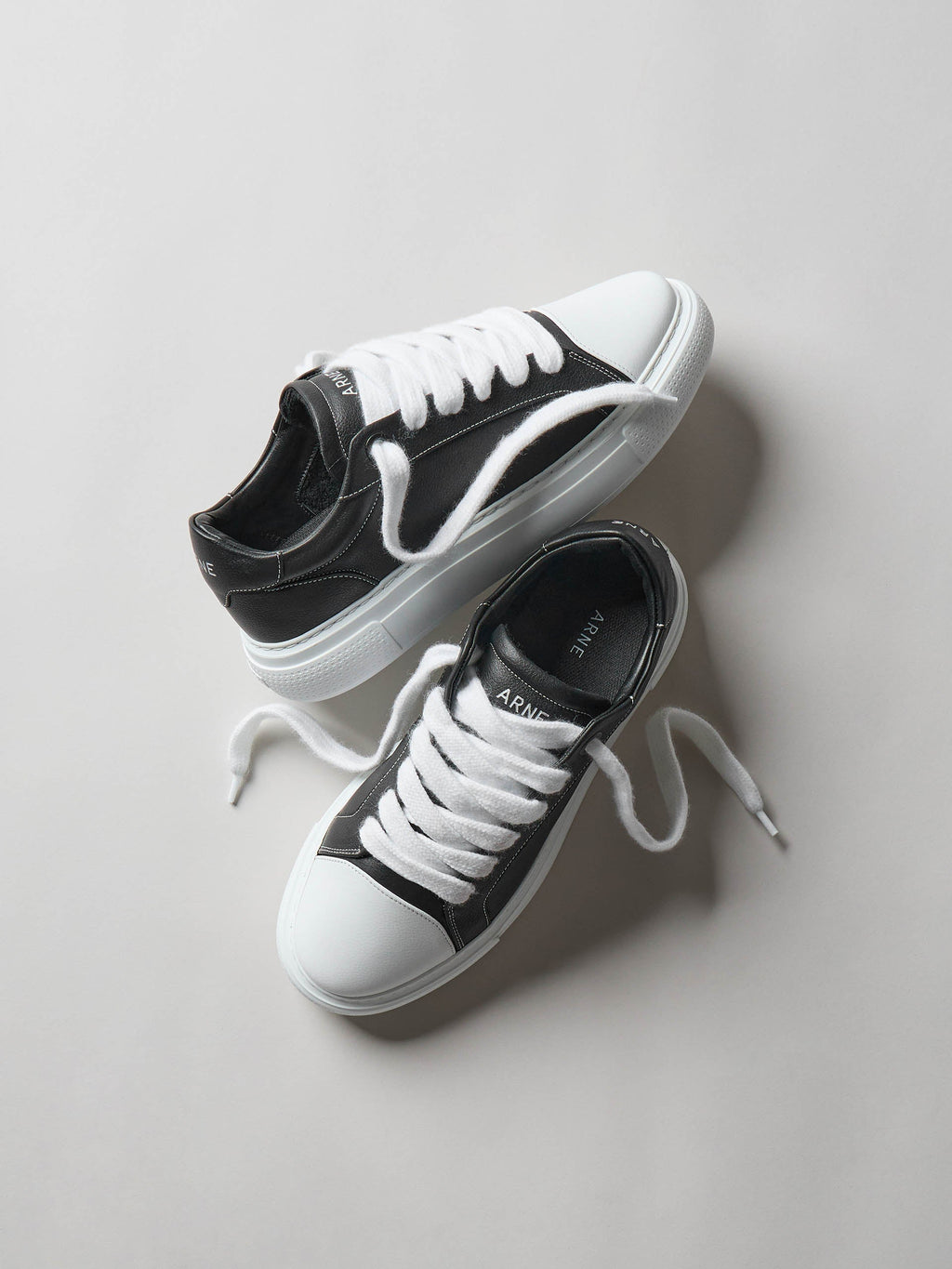 Chunky Essential Trainer in Black White