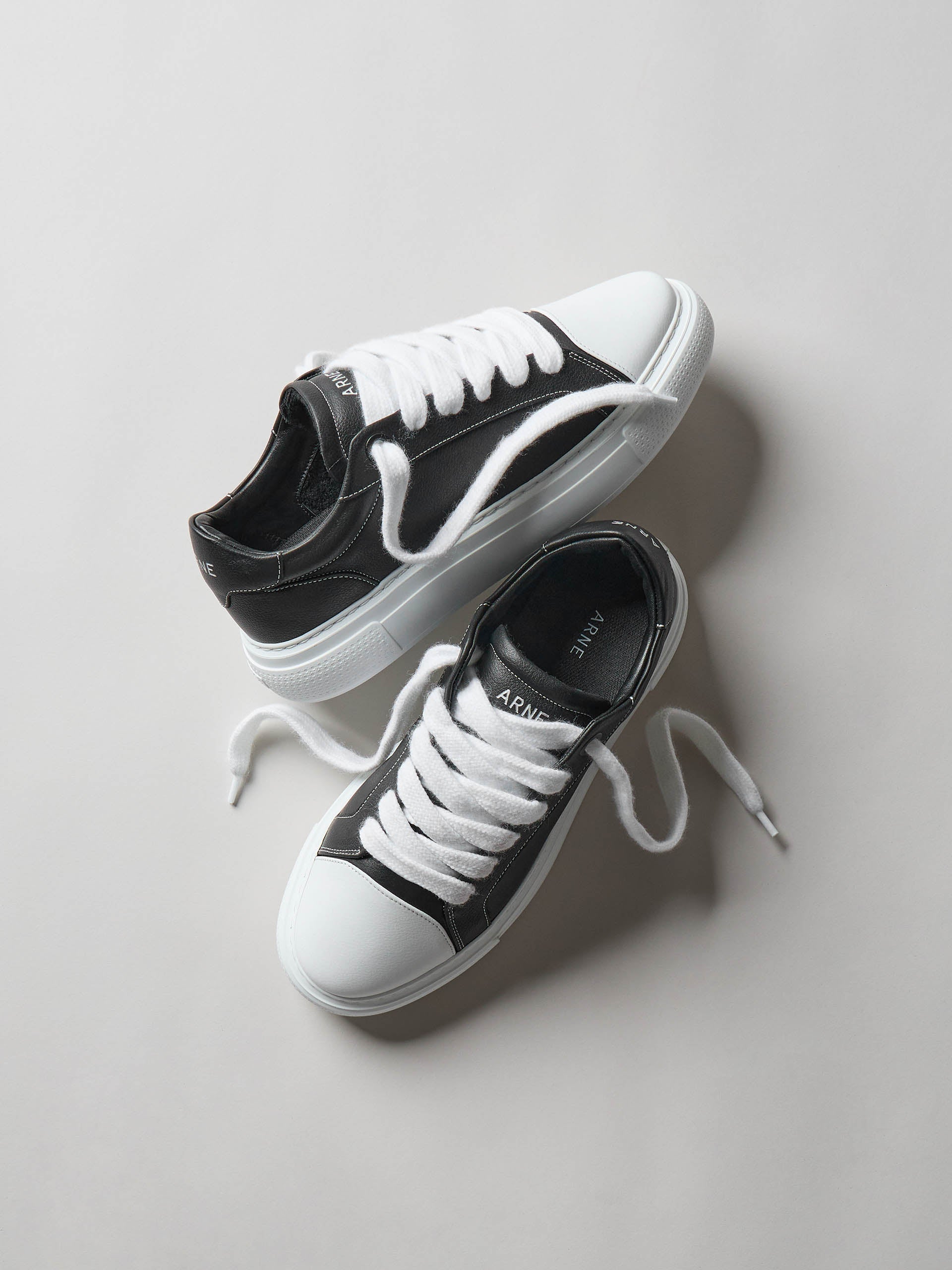 Chunky Essential Trainer in Black White