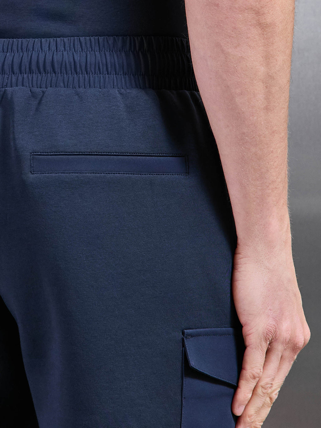 Everyday Luxe Hybrid Cargo Short in Navy