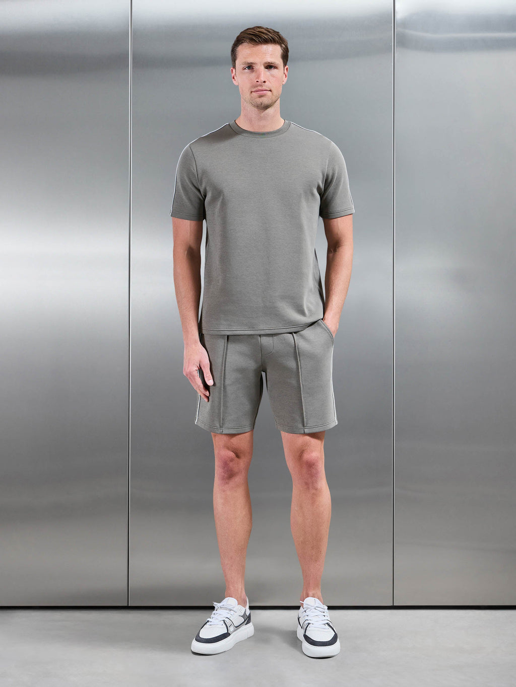 Everyday Luxe Piping T-Shirt in Olive