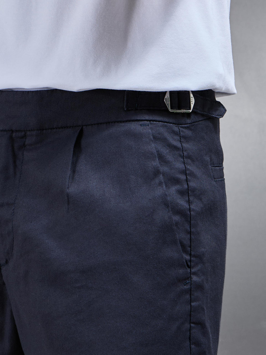 Linen Tailored Short in Navy