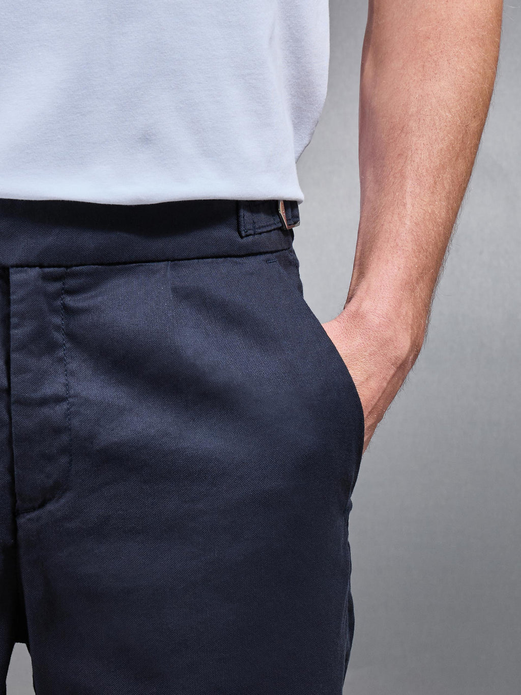 Linen Tailored Short in Navy