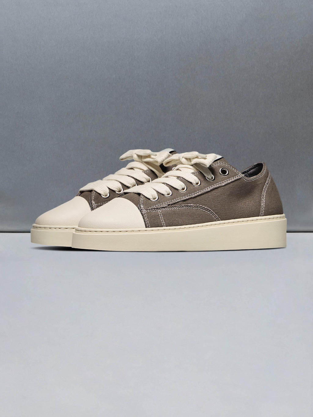 Mid Essential Homerun in Taupe