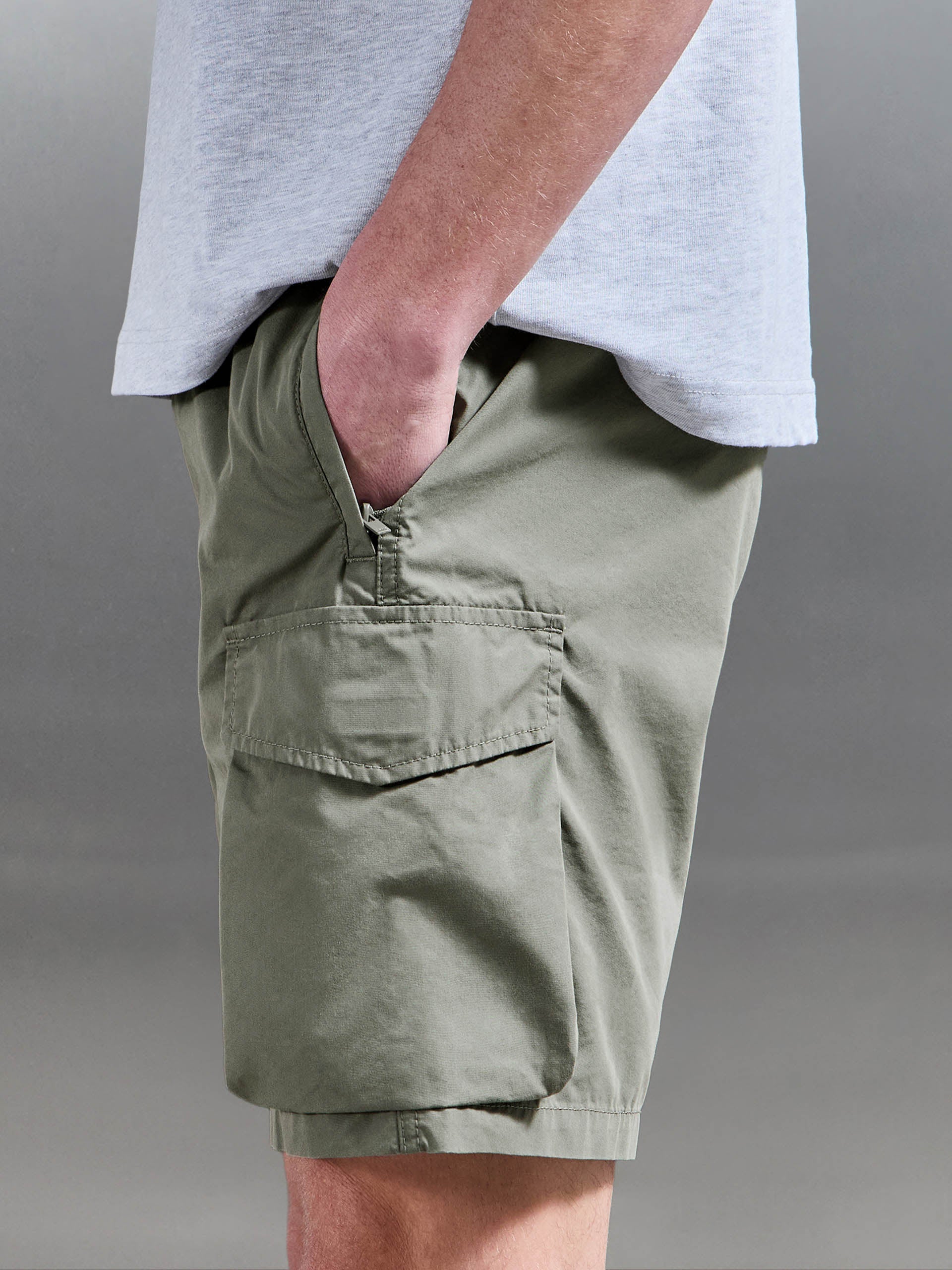 Parachute Cargo Short in Olive